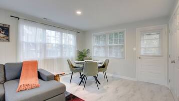 Tv, eldstad och ett bordtennisbord