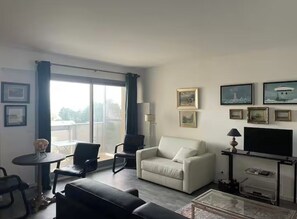 TV, DVD player, books, stereo