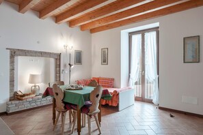 Dining - 2) Cozy One-Bedroom Apartment in Agriturismo with Two Single Beds and Sofa Bed (PRALBOINO)