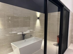 Douche, sèche-cheveux, serviettes fournies, savon
