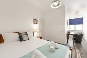 2 chambres, bureau, fer et planche à repasser, lit parapluie