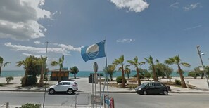 Third-party on-site parking, electric car charging point - Terrace of the Sirens - Beachfront Penthouse Apartment in Pozzallo (Pozzallo)