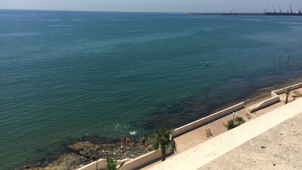 On the beach, sun-loungers - Terrace of the Sirens - Beachfront Penthouse Apartment in Pozzallo (Pozzallo)