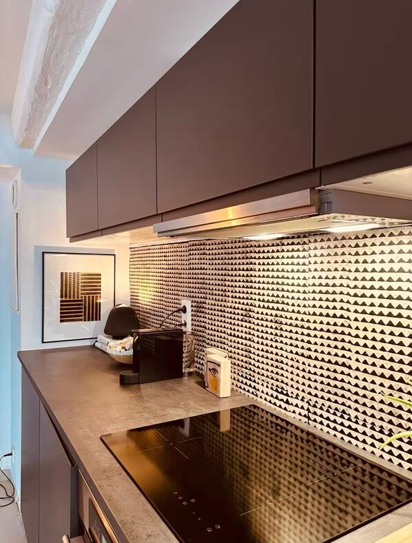 Kühlschrank, Mikrowelle, Ofen, Herdplatte