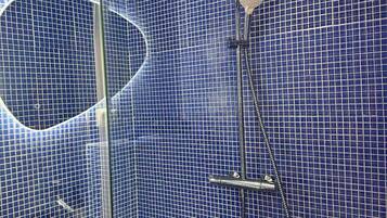 Douche, sèche-cheveux, serviettes fournies, savon