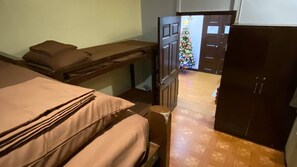 3 bedrooms, WiFi, bed sheets - Cozy Shared Apartment with Bunk Beds – Ideal for Groups or Solo Travelers (Dumaguete)