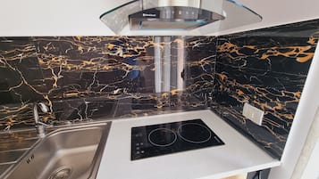 家庭公寓客房 | 私人廚房 | 爐具、電熱水壺、廚房用具/餐具/器皿