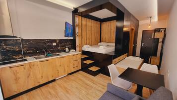 Deluxe Studio | 1 bedroom, iron/ironing board, free WiFi, bed sheets