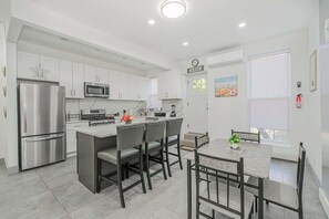 Een koelkast, een magnetron, een oven, een kookplaat