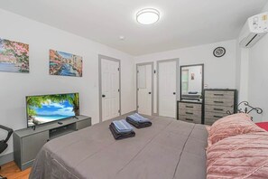 3 chambres, bureau, fer et planche à repasser, lit de bébé portatif