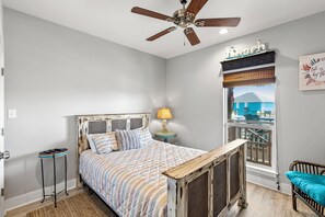 4 habitaciones, caja de seguridad en la habitación y escritorio 