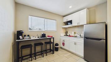 Deluxe Double Room, Kitchenette | Private kitchen