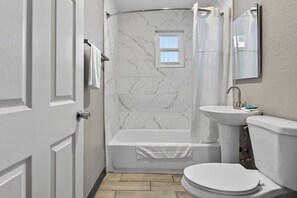 Handtücher, Shampoo, Toilettenpapier