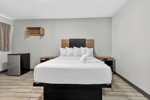 Standard Room, 1 Queen Bed, Non Smoking | Desk, blackout drapes, bed sheets - Rodeway Inn Las Vegas Fremont Street (Las Vegas)