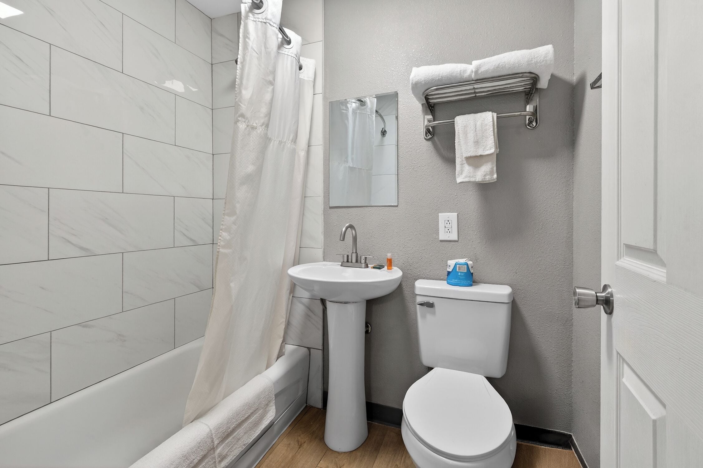 Towels, shampoo, toilet paper