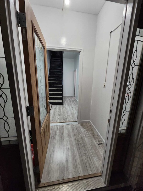 Interior - Room for rent, 20 min away from Manhattan, near trains,stores and malls. (Brooklyn)