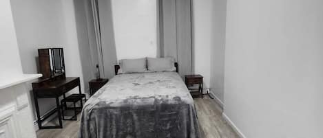 1 غرفة نوم ومكواة/لوح كي