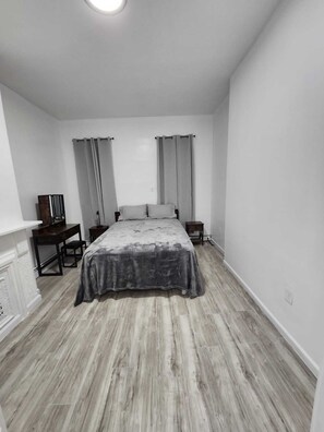 1 bedroom, iron/ironing board - Room for rent, 20 min away from Manhattan, near trains,stores and malls. (Brooklyn)