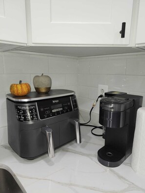 Private kitchen - Room for rent, 20 min away from Manhattan, near trains,stores and malls. (Brooklyn)