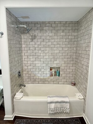 Douche, sèche-cheveux, serviettes fournies, savon