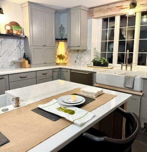 Microondas, horno, placa de cocina y lavavajillas