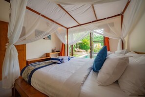 Villa familiar, vistas a la piscina | Sala de estar | Smart TV de 50 pulgadas con canales digitales, Netflix
