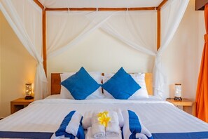 Familievilla, bassengutsikt | Oppholdsrom | En 50-tommers smart-TV med digitale kanaler samt Netflix