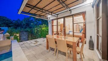 Vila família, vista para a piscina | Sala de estar | Smart TV 50 polegadas com canais digitais, Netflix