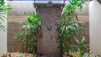 Vila família, vista para a piscina | Sala de estar | Smart TV 50 polegadas com canais digitais, Netflix