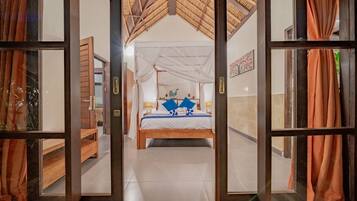 Vila família, vista para a piscina | Sala de estar | Smart TV 50 polegadas com canais digitais, Netflix