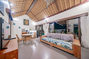 Familievilla, bassengutsikt | Oppholdsrom | En 50-tommers smart-TV med digitale kanaler samt Netflix