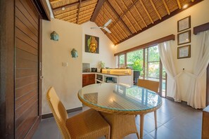 家庭別墅, 泳池景觀 | 客廳 | 50-吋智慧型電視、數位頻道、Netflix、串流服務