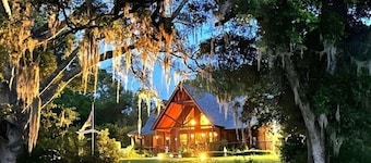 Relaxing Cabin Retreat in the Island Room at the Cabin On The Lake!