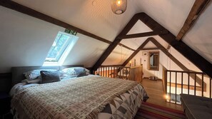 2 soverom, skrivebord, strykejern/-brett og reiseseng for barn