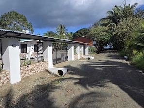 Property grounds - Spacious 2 bedroom beach house with AC WIFI BBQ Terrace and car port (Provincia de Puntarenas)