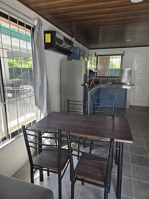 Dining - Spacious 2 bedroom beach house with AC WIFI BBQ Terrace and car port (Provincia de Puntarenas)