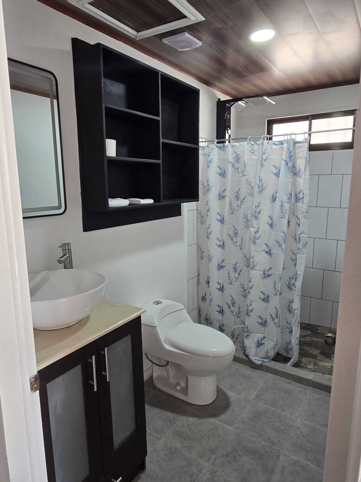 Dusche, Handtücher, Toilettenpapier