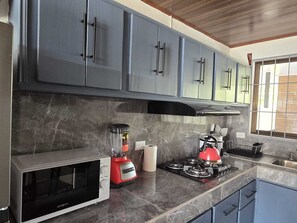 Jääkaappi, mikroaaltouuni, kahvin-/teenkeitin, vedenkeitin