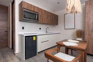 Kühlschrank, Mikrowelle, Herdplatte, Wasserkocher mit Kaffee-/Teezubehör