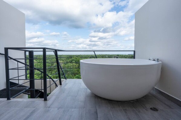 Outdoor spa tub