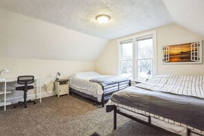 3 bedrooms, desk, travel cot, WiFi