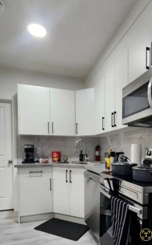 Micro-ondes, four, plaque de cuisson, lave-vaisselle