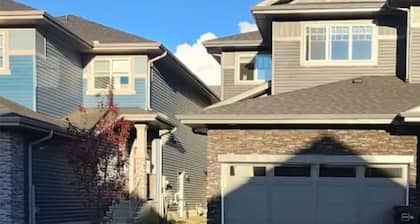 Cozy house in lovely Edmonton with spacious office and fast
WiFi