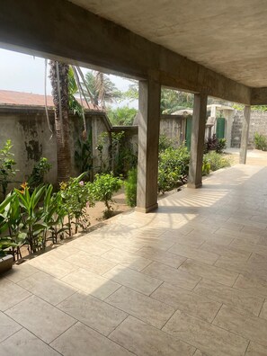 Property grounds - Room OR Suite OR Villa rentals Pahou-Ouidah. Close to tourist attractions (Pahou)