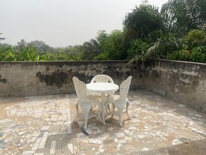 Outdoor dining - Room OR Suite OR Villa rentals Pahou-Ouidah. Close to tourist attractions (Pahou)