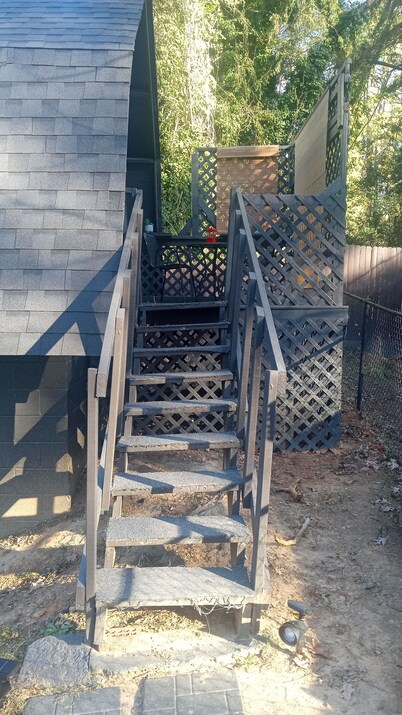 Charming and lovely cabin/ loft in fabulous Atlanta with AC, WiFi.  