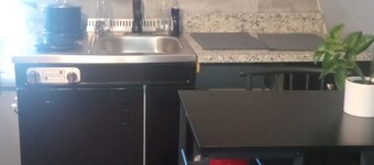 Charming and lovely cabin/ loft in fabulous Atlanta with AC, WiFi.  