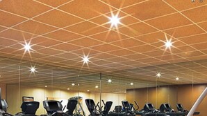 Un gimnasio con cintas de correr, elípticas y equipo de pesas.