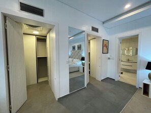 Interior - Luxurious 3 Bedroom High-rise Apartment with gym, swimming pool, Spa and WiFi. (Lagos)