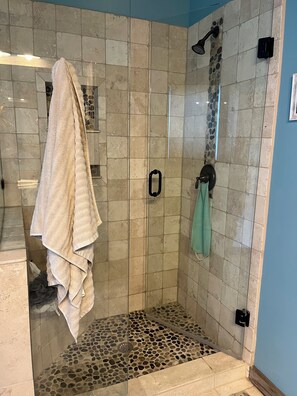 Shower, hair dryer, towels, soap - Cozy 2-bedroom house in Durango next to a Pumpkin Patch! (Durango)